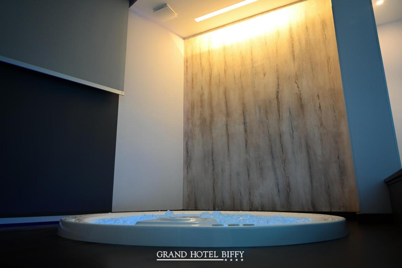 Grand Hotel Biffy อาเรียโน อีร์ปิโน ภายนอก รูปภาพ