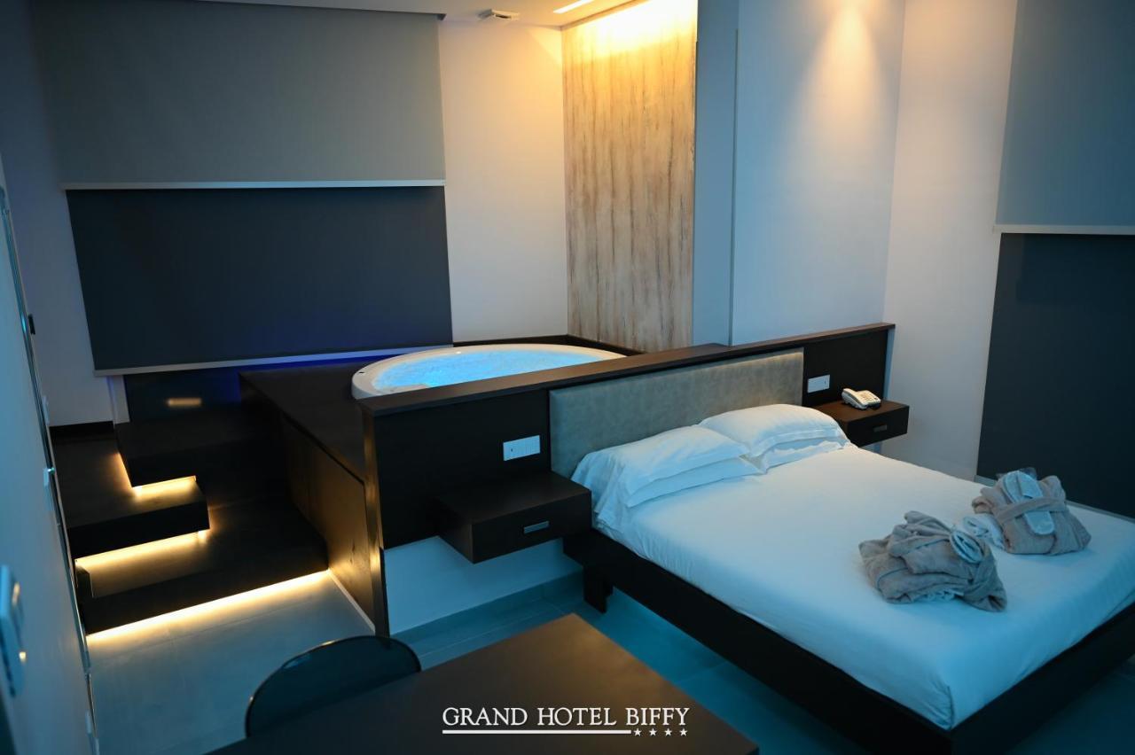 Grand Hotel Biffy อาเรียโน อีร์ปิโน ภายนอก รูปภาพ