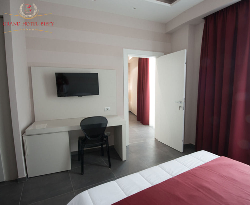 Grand Hotel Biffy อาเรียโน อีร์ปิโน ภายนอก รูปภาพ